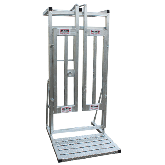 Double-leaf back gate of the cattle chute or crate  
